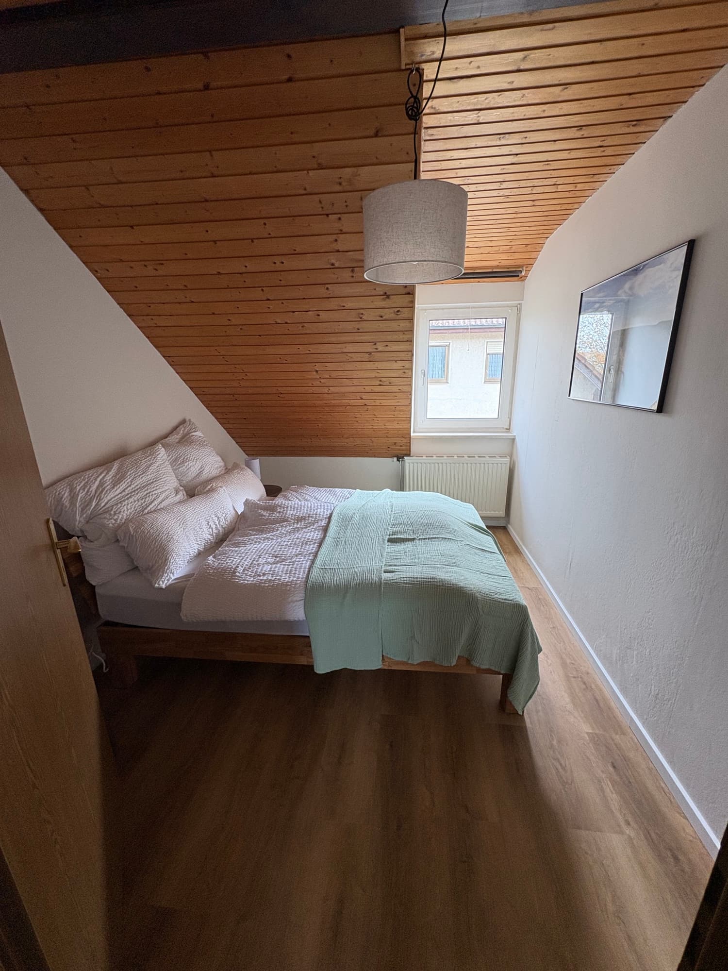 Schlafzimmer 2 mit Massivholzbett 140×200 in der Ferienwohnung